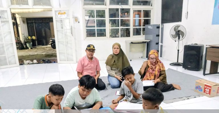 Sinau bareng” Ini cerita kakak beradik Sella-Selly di Balai RW 05 Bumiarjo