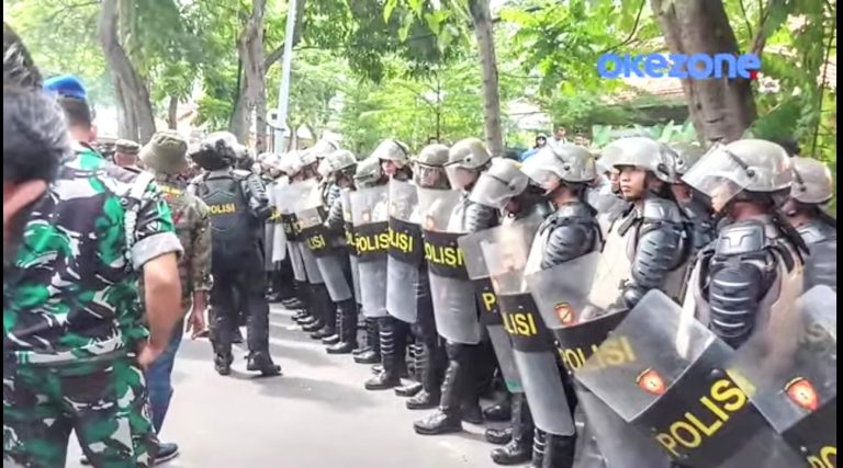 Eksekusi rumah pensiunan TNI AL di warnai saling dorong Aparat dan LSM